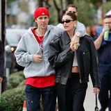 Gut gelaunt und Arm in Arm starten Hailey und Justin Bieber ins neue Jahr. Während sich Justin entspannt für Hoodie und Cap entscheidet, begeistert Hailey mit strengem Dutt, edlen Ohrringen und lässiger Biker-Jacke.