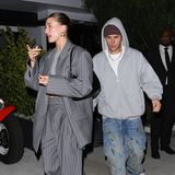 Graue Maus? Von wegen! In ihrem grauen Power-Suit stellt Hailey Bieber mal wieder ihr Trendgespür unter Beweis. Das Farb-Motto scheint Ehemann Justin ebenfalls erreicht zu haben, der erscheint nämlich in mausgrauer Kapuzenjacke.