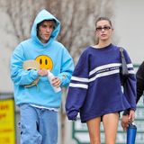 Kurz vor Weihnachten zeigen sich Hailey und Justin Bieber in LA. Die winterlichen Temperaturen sieht man dabei jedoch nur einem der beiden an: Justin kuschelt sich in einen Hoodie seiner Brand Drew. Hailey hingegen setzt ihre durchtrainierten Beide im Oversized-Hoodie und kurzer Radlerhose gekonnt in Szene.