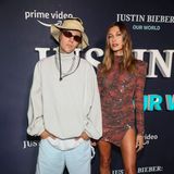 Zur Premiere von Justin Biebers Amazon-Doku zeigt sich der Sänger im wilden Mix aus XL-Pulli, edler Kette und Safari-Hut. Hailey hingegen entscheidet sich ganz klassisch für ein Minikleid mit schimmernden Pailletten.