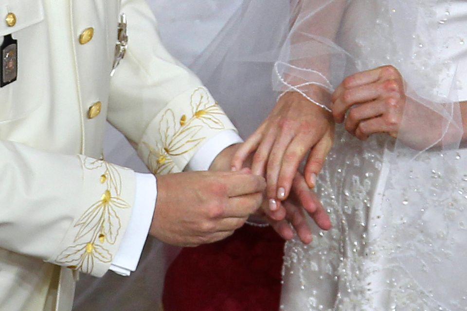 Am Tag der Hochzeit ist Fürst Albert kurz davor, den Ring an die falsche Hand zu stecken. Der kleine Fauxpas sorgt für Kichern – bei den Gästen und dem Brautpaar. 