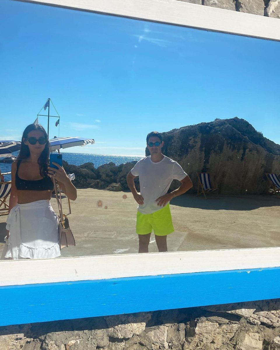 Viola und Charlie urlauben auf der italienischen Insel Capri. Das etwas heimliche Paar-Foto verteckt sich in einer Bildergalerie auf dem Instagram-Account der Gräfin.