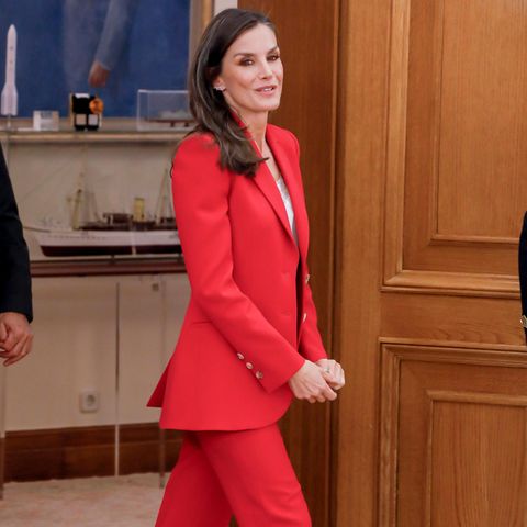 Für ein Treffen mit Vertretern der Redaktion von "Magasin" in Madrid wählt Königin Letizia einen Look, der auf den ersten Blick nicht unbedingt überraschend ist. Der rote Power-Suit steht ihr hervorragend, ist aber kein Wagnis. Daimt geht die 50-Jährige auf Nummer sicher. Bei der Wahl ihrer Schuhe allerdings wagt sie dann doch etwas mehr. Die farbig changierenden Pumps mit dickem Blockabsatz wirken im Kontrast zu dem klassischen Anzug fast schon modemutig!