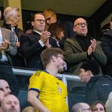Schwedische Königsfamilie: Die schönsten Bilder von Schwedens Royals. Prinz Daniel im Fußballstadion
