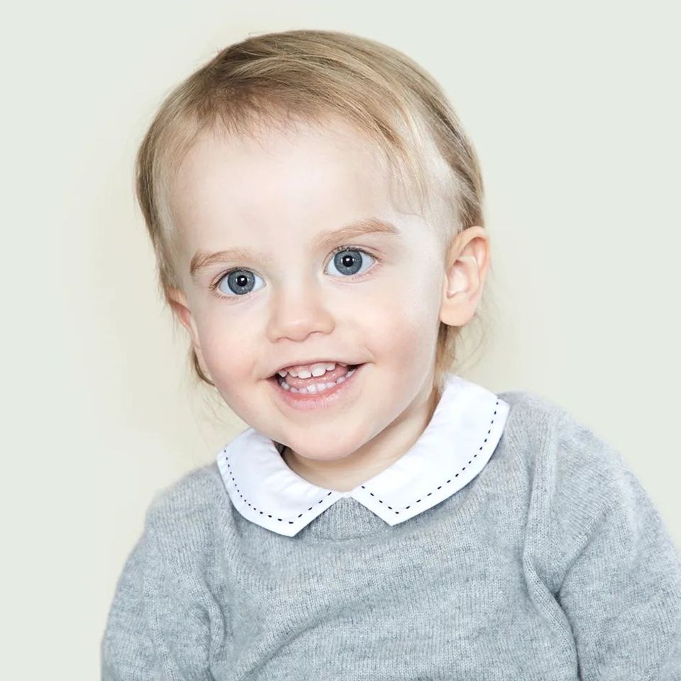 Prinz Carl Philip + Prinzessin Sofia: 26. März 2023 Diese strahlende Lächeln verzaubert nicht nur seine Eltern! Mit diesem niedlichen Porträt gratulieren Prinz Carl Philip und Prinzessin Sofia ihrem jüngsten Sprössling zum Geburtstag. Prinz Julian wird heute zwei Jahre alt – auch wir gratulieren!
