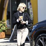 Getränke: Stars schlürfen ihre Getränke heiß und kalt, Selma Blair mit Kaffee und Lächeln, aber ohne Krückstock unterwegs