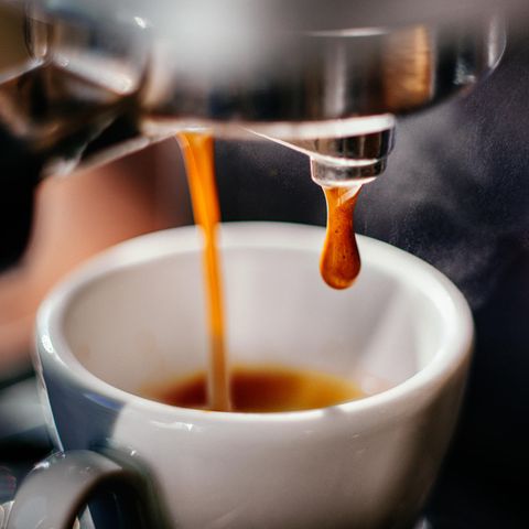 Kaffeevollautomat lässt Kaffee in eine Tasse laufen. 1.4982
