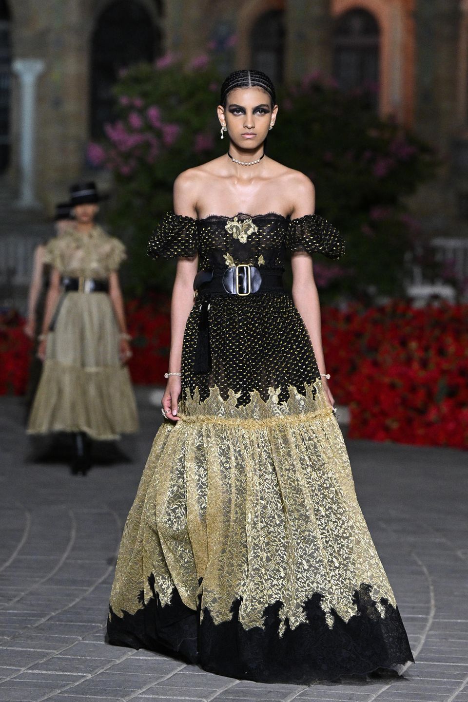 Beatrice Borromeo + Charlotte Casiraghi: Ein Model auf dem Laufsteg von Dior für die "Crucero Collection" 2023. Ein Model auf dem Laufsteg von Dior für die "Crucero Collection" im Juni 2022 in Sevilla.