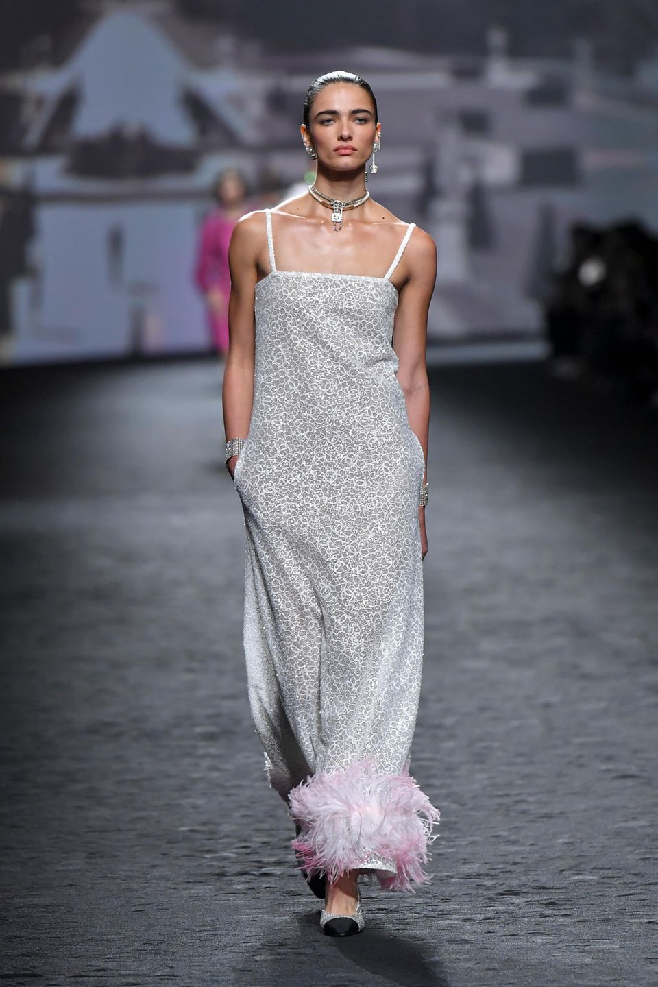 Beatrice Borromeo + Charlotte Casiraghi: Ein Model auf dem Runway von Chanel für Frühling/Sommer 2023. Ein Model auf dem Runway von Chanel für Frühling/Sommer 2023.