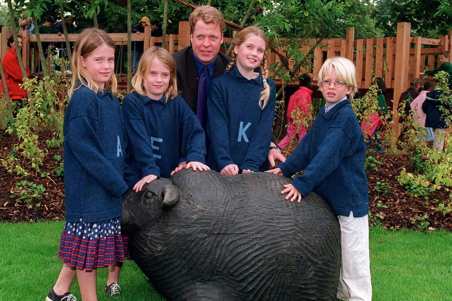 Charles Spencer im Jahr 2000 mit seinen Kindern aus erster Ehe, Amelia Spencer, Eliza Spencer, Kitty Spencer und Louis Spencer 