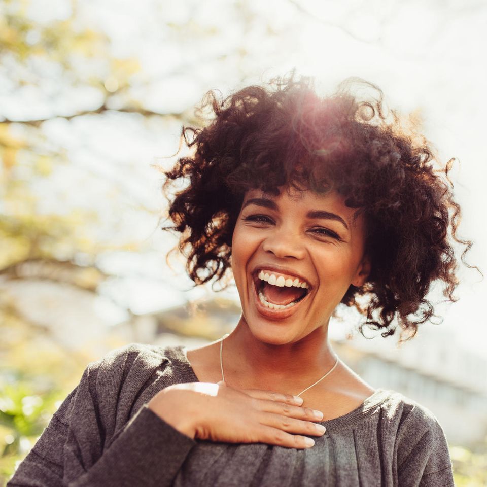 Glückliche, positive Frau: Diese 4 Gewohnheiten pflegen Frauen mit einer positiven Ausstrahlung