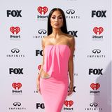Nicole Scherzinger sorgt für Barbie-Vibes auf dem roten Teppich. Das Kleid des It-Labels Nué Studios mit einem Glitzer-Cut-Out steht der Sängerin hervorragend.