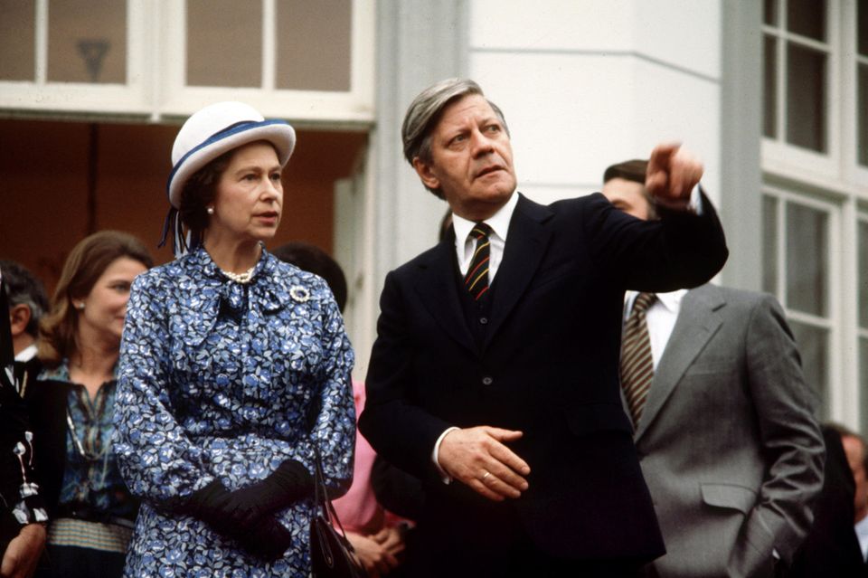 Queen Elizabeth: Queen Elizabeth mit Bundeskanzler Helmut Schmidt auf der Terrasse von Palais Schaumburg in Bonn 1978 Queen Elizabeth mit Bundeskanzler Helmut Schmidt auf der Terrasse von Palais Schaumburg in Bonn 1978