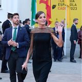 Für den Besuch eines Konzertes in Cádiz entscheidet sich Königin Letizia für ein Midi-Kleid von Boss. Passend zu dem Fransenkleid kombiniert sie schwarze Samt-Pumps der Marke Aquazzura und eine schwarze Clutch des spanischen Labels Magrit. Echten Royal-Fans wird Letizias Outfit bekannt vorkommen: Mit diesem Look begeisterte die Fashionista schon mehrfach ihre Fans. Das letzte Mal bei einer Award-Verleihung im Jahr 2021.