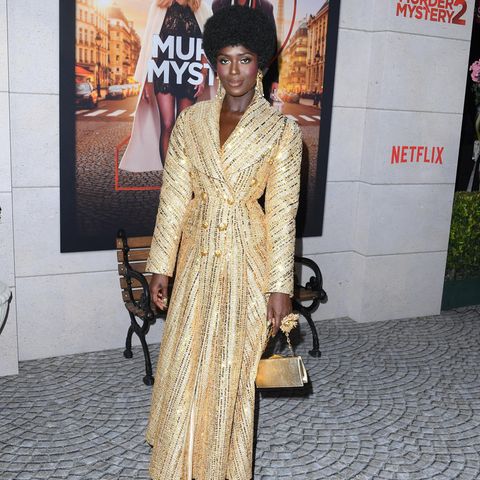 Jodie Turner-Smith erscheint als Golden Girl auf der Premiere von „Murder Mystery 2”. Doch nicht nur das Kleid, auch ihre Schmuckstücke lassen die Schauspielerin funkeln: Mit einem opulenten Ring und langen Ohrringen ergänzt sie ihren auffälligen Look. 
