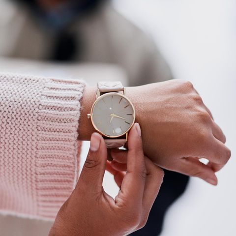 Deals des Tages: Eine Frau schaut auf ihre Uhr.