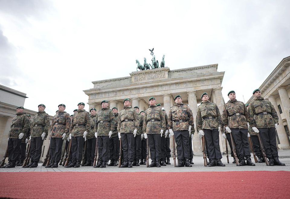 Soldaten haben sich vor dem Brandenburger Tor aufgestellt, um den britischen König Charles mit militärischen Ehren zu begrüßen.