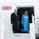 Das britische Königspaar verlässt das Flugzeug und wird von der Ehrengarde des deutschen Militärs begrüßt. 