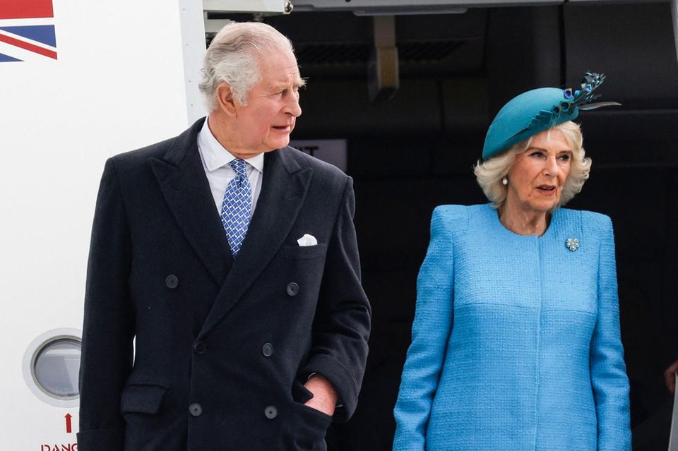 König Charles und Königin Camilla sind in Deutschland gelandet. Beide zeigen sich in blauen Looks. 