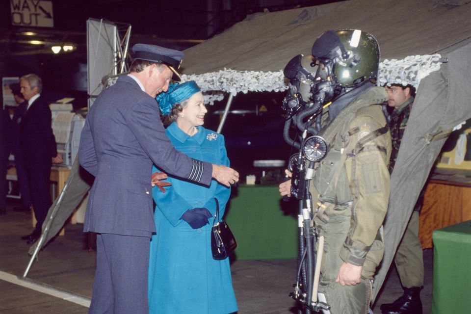 Queen Elizabeth besucht 1990 die RAF Basis Laarbruch in Deutschland. 