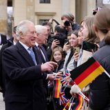 König Charles scherzt mit den Fans, die vor dem Brandenburger Tor auf den britischen Royal gewartet haben. 