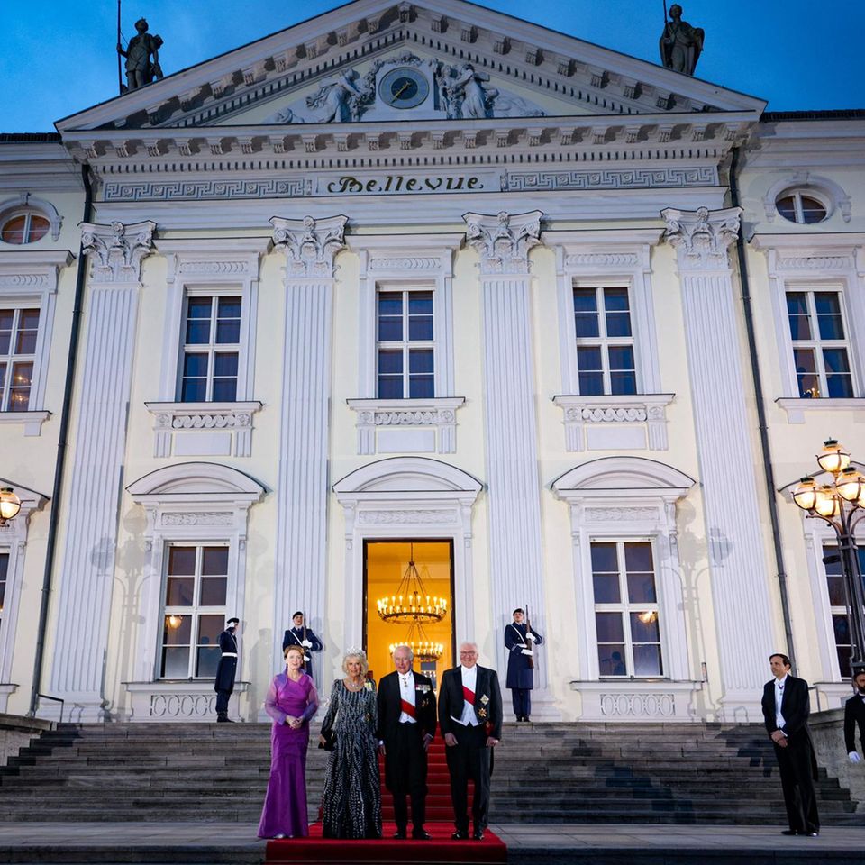 Elke Büdenbender, Königin Camilla, König Charles und Frank-Walter Steinmeier vor Schloss Bellevue