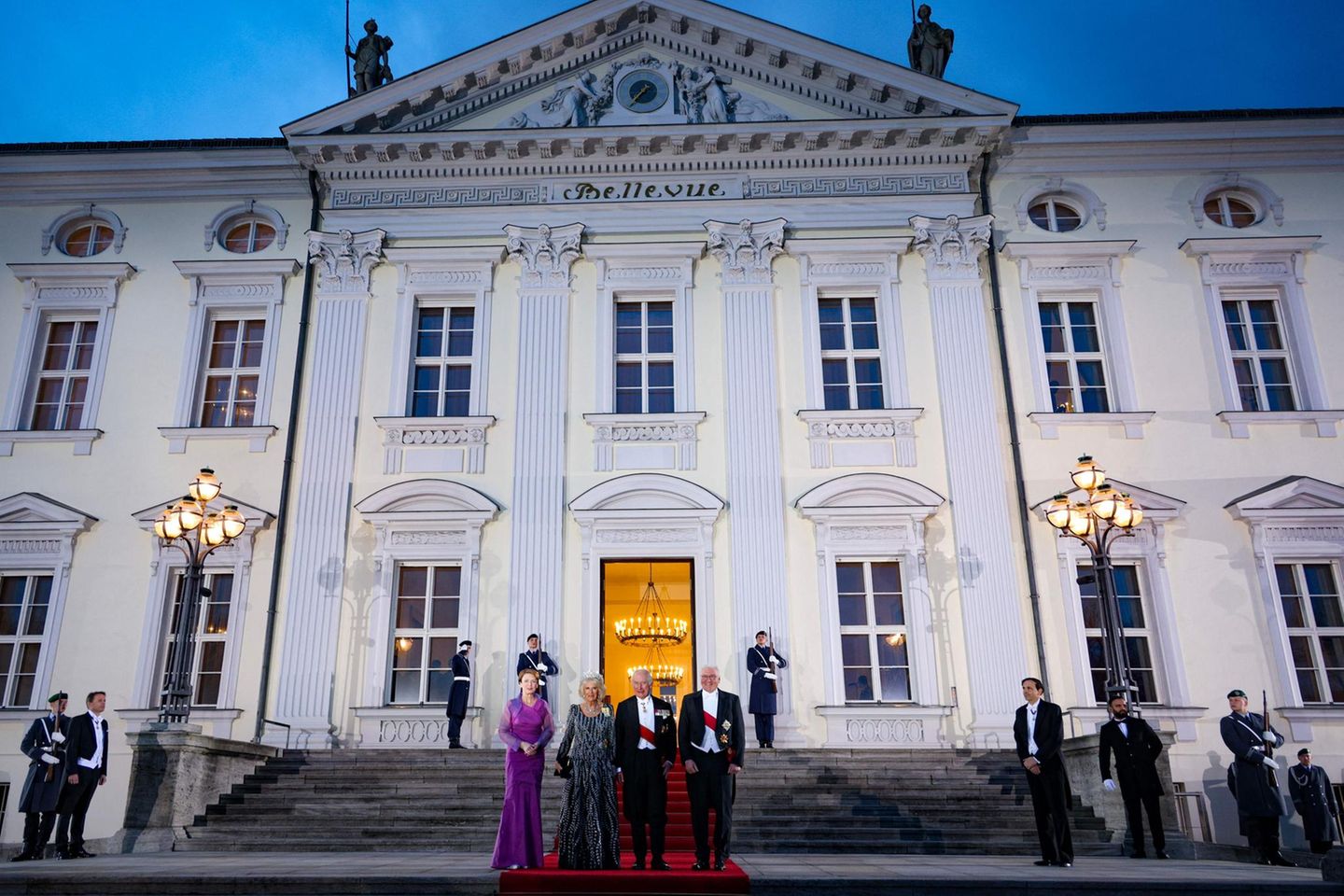 Elke Büdenbender, Königin Camilla, König Charles und Frank-Walter Steinmeier vor Schloss Bellevue