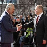 30. März 2023  Der zweite Tag seines Staatsbesuches in Berlin startet mit einem Termin beim Bundeskanzler. Vor dem Kanzleramt wird König Charles von Olaf Scholz in Empfang genommen.