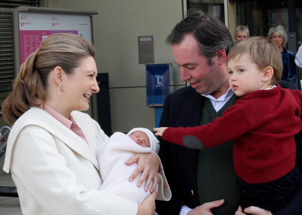 Stéphanie und Guillaume von Luxemburg mit Prinz Charles und Baby François