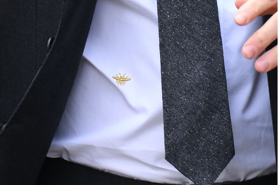 Der kleine Bienen-Aufnäher auf Harrys Hemd ist aus 18-karätigem Goldfaden genäht