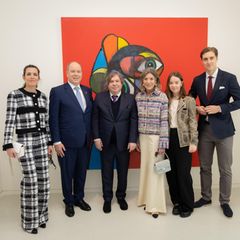 Eine seltene Konstellation: Charlotte Casiraghi, Fürst Albert, Caroline von Hannover, Alexandra von Hannover und ihr Freund Ben-Sylvester Strautmann (v.l.n.r.) nehmen Künstler George Condo (2.v.l.) in ihre Mitte. Sie besuchen die Eröffnung der Ausstellung "Humanoïdes" in Monaco. 