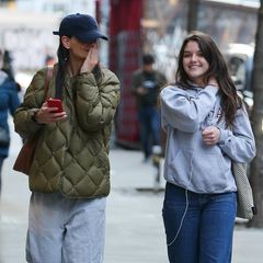 Eine stylischer als die andere: Katie Holmes und Tochter Suri zeigen beim Stadtbummel in New York City, wie versiert sie bei den neusten Modetrends sind. Katie trägt eine Quilted-Jacket von Rag & Bone, ein Trend, der vor allem im Herbst sehr beliebt war, und eine weite Jeanshose. Ein Hosenstil, den auch Suri zu lieben scheint. Sie zeigt sich mit weiter Jeans und Hoodie. 