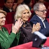 Für Königin Camilla ist der beste Platz in der Komischen Oper reserviert. In der ersten Reihe folgt sie gemeinsam mit Elke Büdenbender und Intendant Philip Bröking dem Stück.