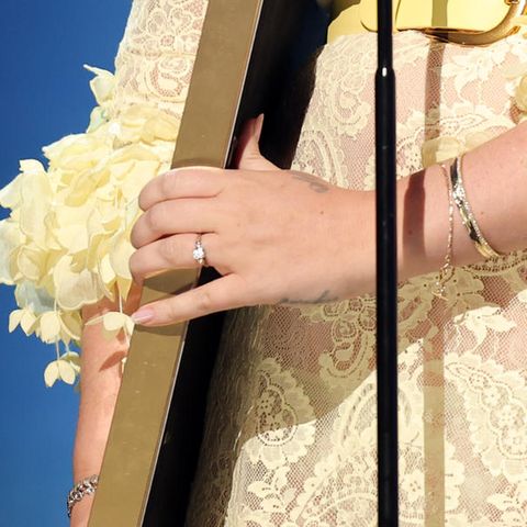 Trägt Lana Del Rey hier etwa einen Verlobungsring?