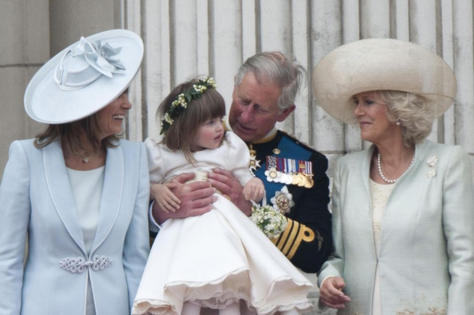 Die Queen Consort bringt mit ihrer Kleeblatt-Brosche Glück zu William und Kates Hochzeit. 