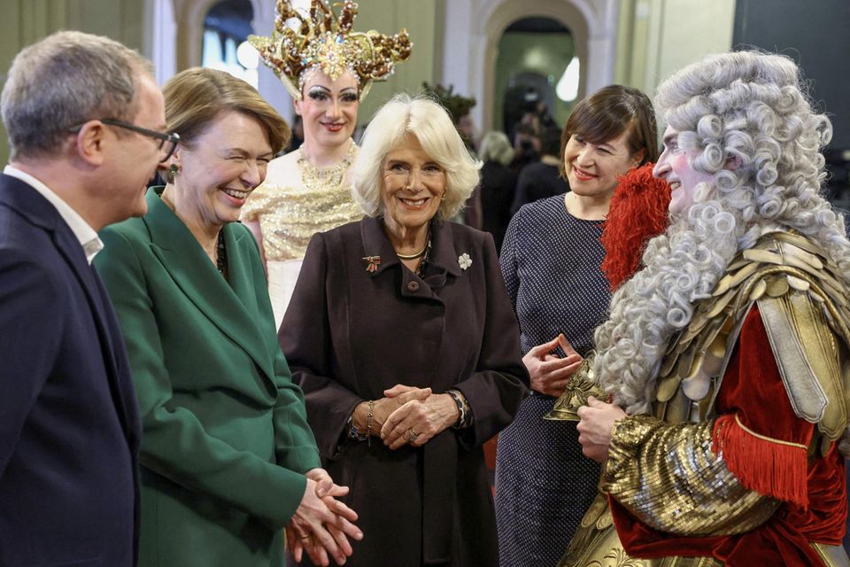 Königin Camillas Mantel scheint zwar schlicht, ihr Schmuck ist dafür umso interessanter beim Besuch der komischen Oper mit der Frau des Bundespräsidenten, Elke Büdenbender. 