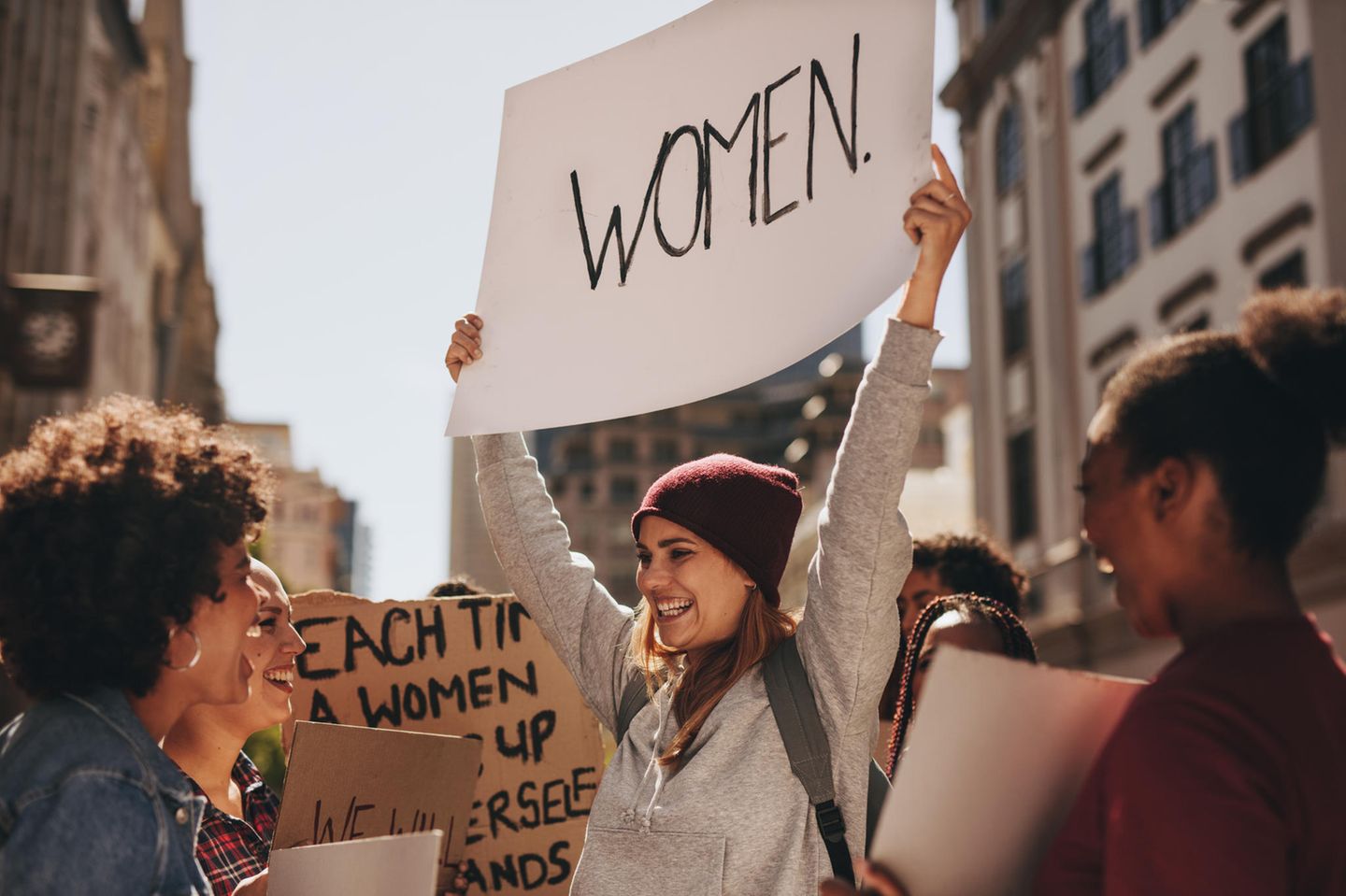 Feministische Bücher: Frauen demonstrieren mit Plakaten