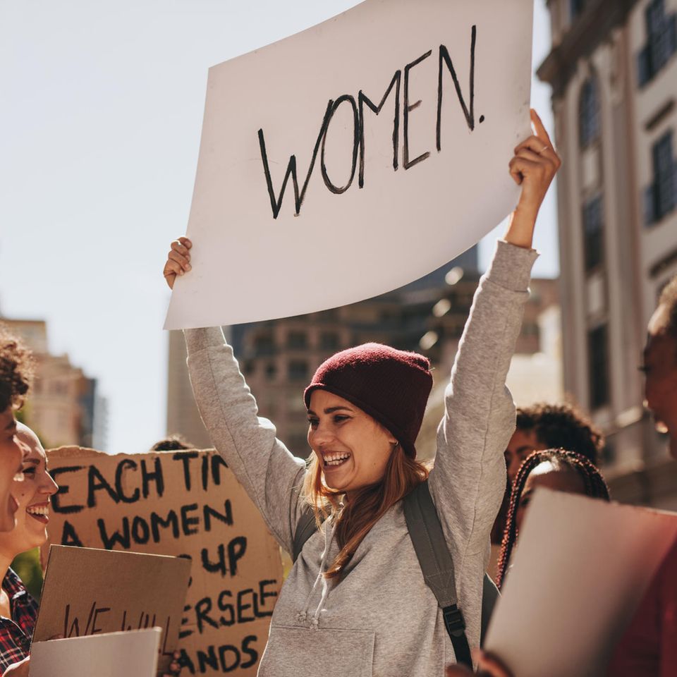 Feministische Bücher: Frauen demonstrieren mit Plakaten