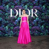 Wie auch viele andere Gäste der Dior-Show hat sich Beatrice Borromeo für einen pinken Look entschieden. Das Outfit der Dior Pre-Fall 2023 Kollektion ergänzt sie mit goldenen Accessoires.
