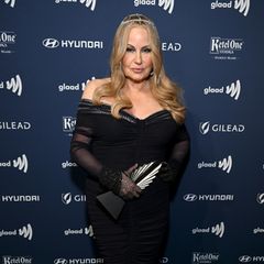 Die US-amerikanische Organisation Gay and Lesbian Alliance Against Defamation hat am 30. März Preise für eine inklusive, faire, und zutreffende Darstellungen der LGBT-Community vergeben. Jennifer Coolidge ist eine der geladenen Gäst:innen. Ähnliche wie Christina Aguilera glänzt sie in einem schwarzen Dress, dass sie mit einem Strass-Haartteil komplettiert. 