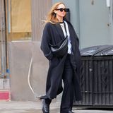 Kopfhörer rein, Welt aus! Im dunklen Casual-Chic beschreitet Schauspielerin Jennifer Lawrence unbekümmert die Straßen von New York. Besonders interessant wirkt ihr Materialmix: Ihr kuscheliger Wollmantel trifft auf eine schicke Stoffhose, derbe Boots und Ledertasche als auch auf die Kombination mit einem lässigen T-Shirt. Edgy!