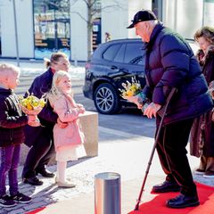 31. März 2023  König Harald und Königin Sonja starten in die Osterferien und werden bei der Abfahrt am Bahnhof von Oslo mit Blumen verabschiedet. 