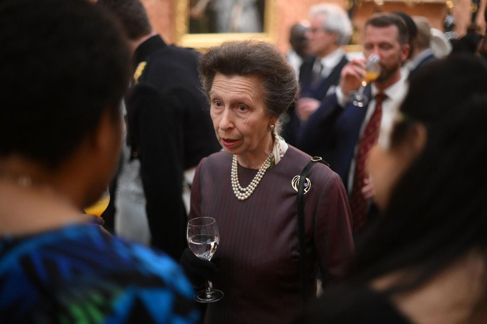Bei einer Veranstaltung im Rahmen des Commenwealth-Day trägt Anne ebenfalls dei Lieblingskette von Queen Elizabeth.