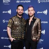 Lance Bass und sein Mann Michael Turchin (l.) haben sich für die GLAAD Media Awards in Beverly Hills mit ihren gold-schwarzen-Outfits perfekt abgestimmt.