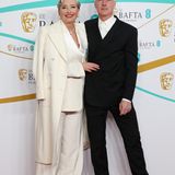 Emma Thompson und ihr Mann Greg Wise sind seit ihrer gemeinsamen Arbeit für den Jane-Austen-Klassiker "Sinn und Sinnlichkeit" von 1995 ein echt lässiges Power-Paar, auch auf dem Red Carpet, hier dem der BAFTAs 2023 in London.