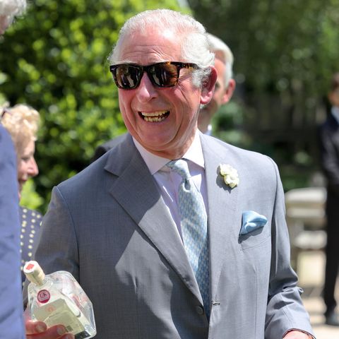 König Charles mit einer Flasche Gin in der Hand