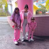 Hello Kim... äh, Kitty! Kim Kardashian und ihre Töchter North und Chicago sind in Tokio voll in den kitschig schönen Style des japanischen Unternehmens Sanrio eingetaucht. Mit ihren gemütlichen, kuscheligen Looks in knalligem Rosa und Pink samt Hello-Kitty-Accessoires geben die drei wirklich ein zuckersüßes Trio ab.