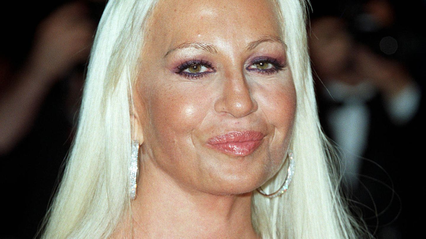 donatella-versace-donnatellas-beeindruckender-beautywandel-als-gesicht-von-versace