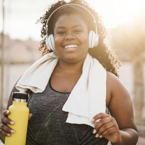 Fröhliche Frau nach dem Sport | Sport-Studie: So oft sollten Sie wirklich pro Woche trainieren