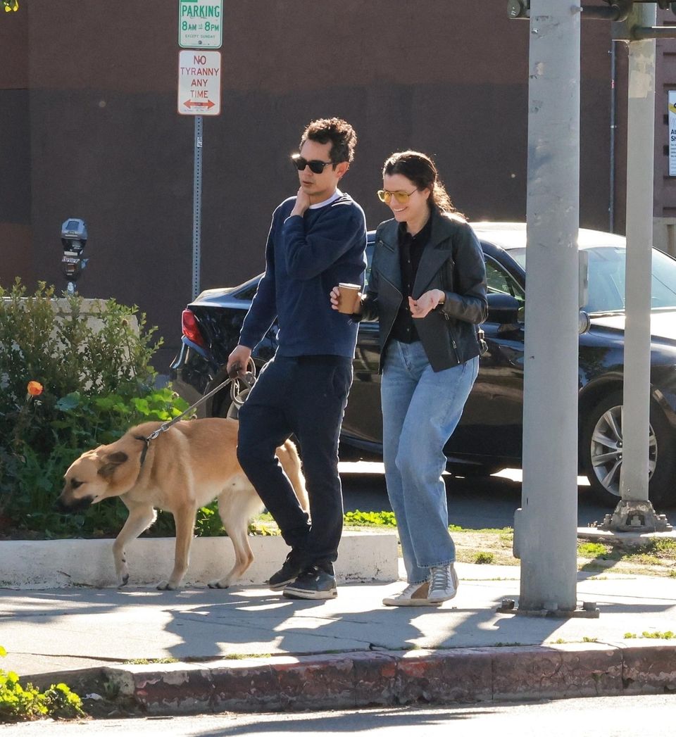 Max Minghella spaziert mit einer unbekannten Frau am 27. Januar 2023 durch die Straßen von Los Angeles.